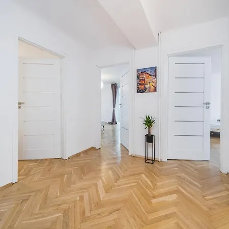 Sunshine Parkside Hideaway - 3 Bedroom - By Upstairs Kraków