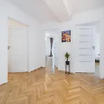 Sunshine Parkside Hideaway - 3 Bedroom - By Upstairs Krakov