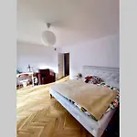 Sunshine Parkside Hideaway - 3 Bedroom - By Upstairs Apartmán