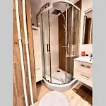 Sunshine Parkside Hideaway - 3 Bedroom - By Upstairs Apartmán Krakov