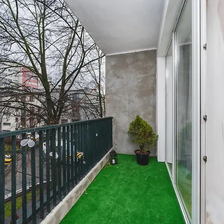 Sunshine Parkside Hideaway - 3 Bedroom - By Upstairs Krakov